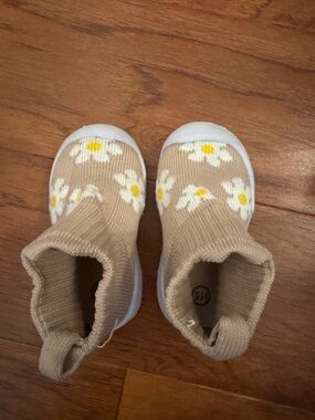 Amazon Beige Knit Daisy Slip-On Baby Sneakers